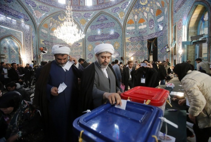 Die iranischen Geistlichen geben ihre Stimmen während der iranischen Parlamentswahlen in der Ershad-Moschee im Norden Teherans ab. Foto: epa/Abedin Taherkenareh