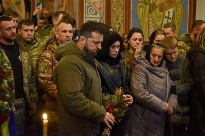 Der ukrainische Präsident Wolodymyr Zelenskij (C) nimmt an der Beerdigung des ukrainischen Soldaten Dmytro Kotsiubailo im Goldenen Kuppelkloster des Heiligen Michael in Kiew teil. Foto: epa/Oleg Petrasyuk