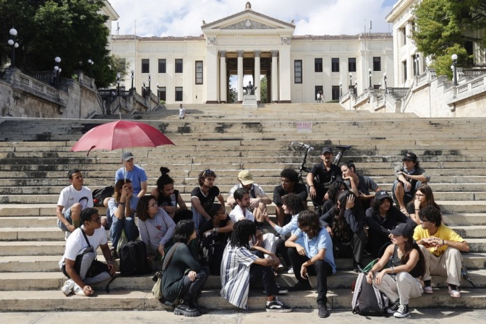 Studierende protestieren an der Universität Havanna gegen Unterrichtsausfälle und Infrastrukturprobleme infolge der anhaltenden Energiekrise. Foto: epa/Ernesto Mastrascusa
