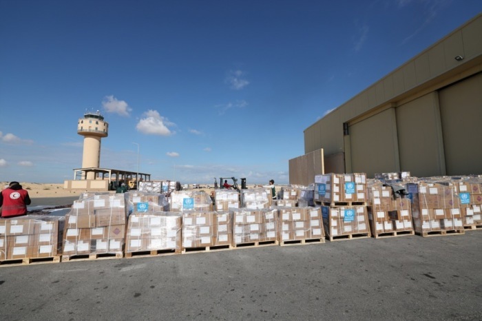 Am ägyptischen Flughafen Arish entladen Arbeiter humanitäre Hilfsgüter aus den Vereinigten Arabischen Emiraten, die für die Palästinenser im Gaza-Streifen bestimmt sind. Foto: epa/Ali Haider