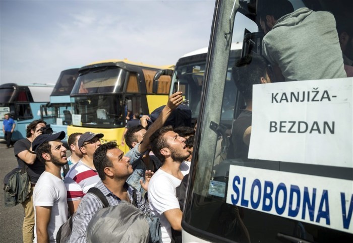 Situation der Migranten am Grenzübergang zwischen Serbien und Ungarn. Foto: epa/Balazs Mohai