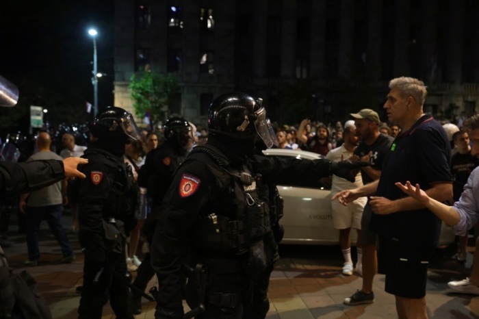 Protestierende fordern in Belgrad gleiche Justiz, Freilassung von Inhaftierten und Neuwahlen, hier im Gespräch mit der Polizei. Foto: epa/Andrej Cukic
