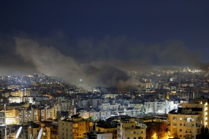 Rauch steigt nach einem israelischen Luftangriff im südlichen Vorort Dahieh von Beirut auf. Bei Angriffen auf Hisbollah-Ziele wurden zahlreiche Menschen getötet. Foto: epa/Wael Hamzeh