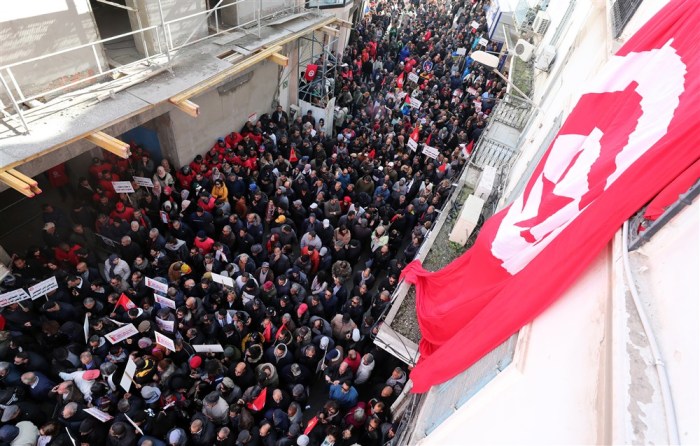 Mitglieder der Allgemeinen Tunesischen Arbeitergewerkschaft protestieren. Foto: EPA-EFE/Mohamed Messara
