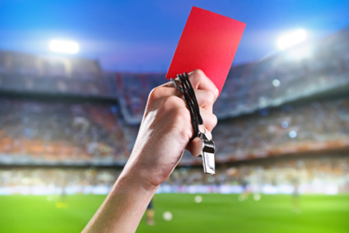 Rote Karte für WM-Wetten. Die Polizei will während der Fußballweltmeisterschaft 2022 gegen illegales Glücksspiel vorgehen. Symbolbild: Fotolia.com