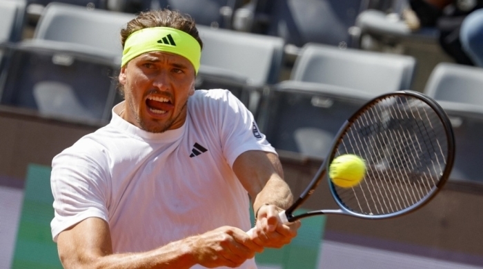 Alexander Zverev konzentriert beim Ballwechsel im Drittrundenspiel der Italian Open. Foto: epa/Fabio Frustaci