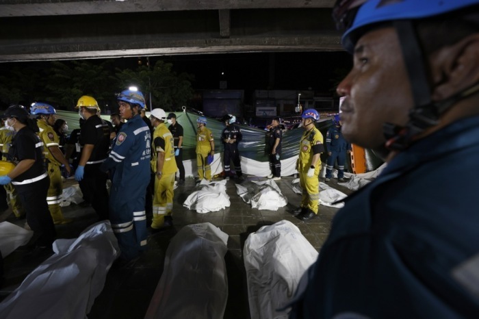 Rettungskräfte und Ermittler arbeiten am Unglücksort, nachdem das Feuer zahlreiche Todesopfer und Verletzte gefordert hatte. Foto: epa/Rungroj Yongrit
