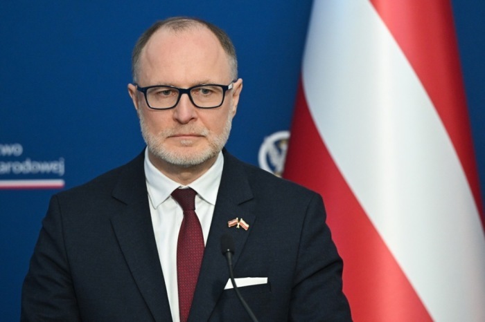 Der lettische Verteidigungsminister Andris Spruds nimmt an einer Pressekonferenz teil. Foto: epa/Radek Pietruszka