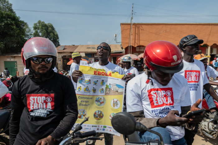Motorradfahrer nehmen an einer von der Weltgesundheitsorganisation (WHO) organisierten Aufklärungskampagne zur Bekämpfung von Ebola teil. Foto: Moses Sawasawa/Ap/dpa