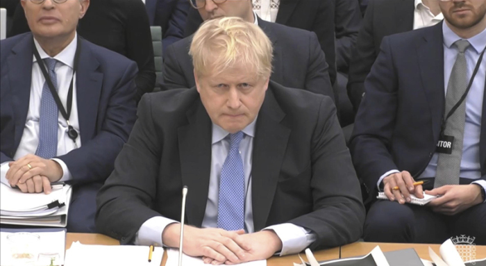 Auf diesem vom britischen Parlament zur Verfügung gestellten Foto sagt Ex-Premier Boris Johnson vor dem Privilegienausschuss des Unterhauses in London aus. Foto: House of Commons/Uk Parliament/uk Parliament/ap/dpa