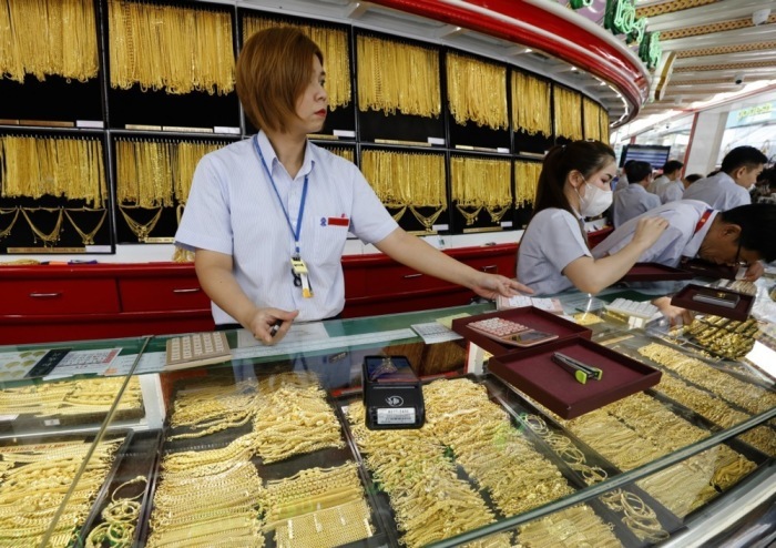 Händler beobachten die Entwicklung des Goldpreises aufmerksam. Experten halten einen Rückgang auf bis zu 64.000 Baht pro Baht-Gewicht für möglich. Foto: epa/Narong Sangnak