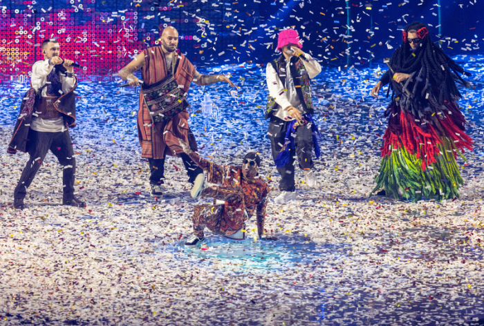 Das Kalush Orchestra aus der Ukraine feiert mit der Trophäe nach dem Gewinn des Eurovision Song Contest (ESC). Der internationale Musikwettbewerb findet zum 66. Mal statt. Im Finale stehen 25 Lieder von ursprünglich 40 M... Foto: Jens Büttner/dpa