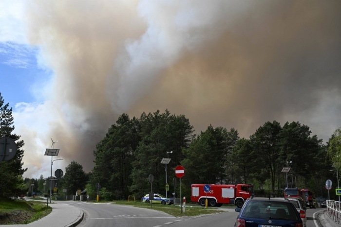 Dichter Rauch steigt über einem Waldbrand im Osten Polens auf. Das Feuer breitete sich auf rund 250 Hektar aus. Foto: epa/Wojtek Jargilo