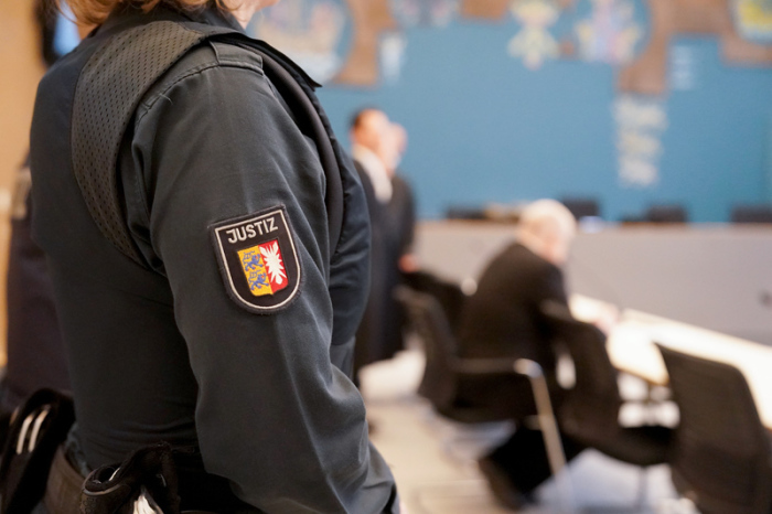 Der Angeklagte (r) sitzt vor Beginn des Prozesses wegen schweren sexuellen Missbrauchs eines Kindes im Sitzungssaal im Landgericht Lübeck. Foto: Marcus Brandt/dpa