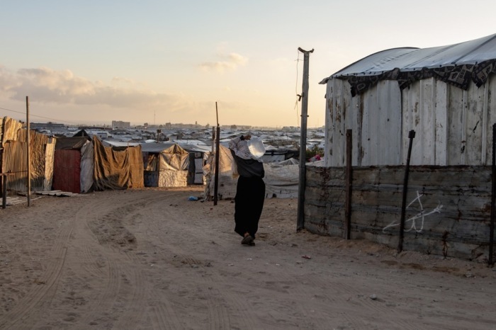 Vertriebene Palästinenser holen an einer Wasserstation in Chan Junis Wasser. Im Gazastreifen verschärfen anhaltende Engpässe die Versorgungslage. Foto: Haitham Imad/epa