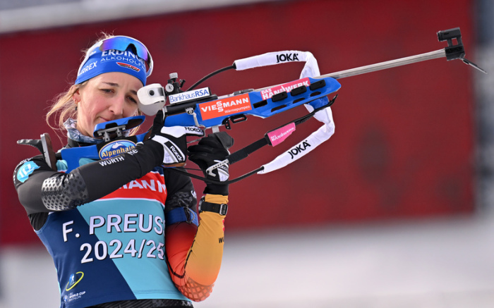Franziska Preuß aus Deutschland trainiert vor Beginn der Weltmeisterschaft in der Roland Arena Lenzerheide. Vom 12. bis zum 23. Februar stehen an neun Wettkampftagen zwölf Entscheidungen an. Foto: Martin Schutt/dpa