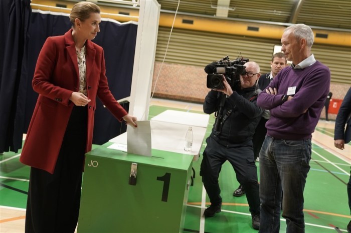 Dänemarks Ministerpräsidentin und Vorsitzende der Sozialdemokratischen Partei Mette Frederiksen (L) gibt ihre Stimme in einem Wahllokal während der Parlamentswahlen in Vaerloese ab. Foto: epa/Liselotte Sabroe