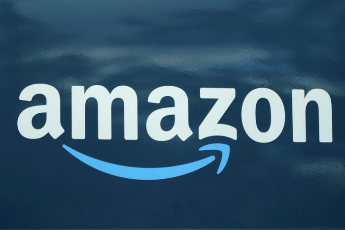 Ein Amazon-Logo auf einem Lieferwagen. (zu dpa: «Amazon: Mehr als sieben Millionen gefälschte Artikel. Foto: Steven Senne/Ap/dpa
