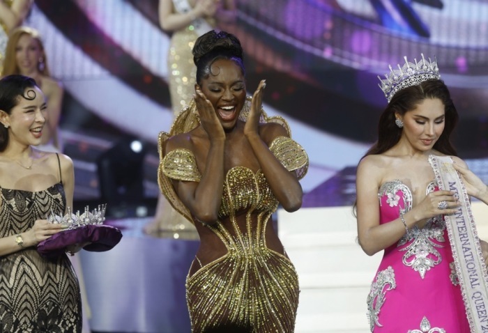 Die US-Amerikanerin Midori Monet jubelt nach ihrem Sieg bei der Wahl zur Miss International Queen 2025 im Tiffany's Show Theatre in Pattaya. Foto: epa/Narong Sangnak