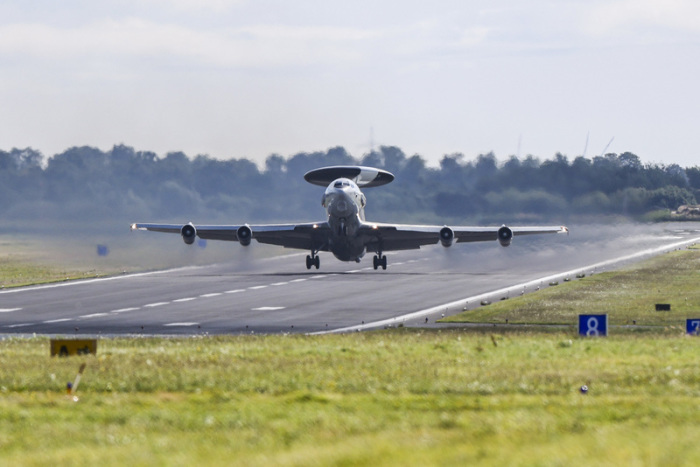 Ein Awacs-Flugzeug (Englisch für 