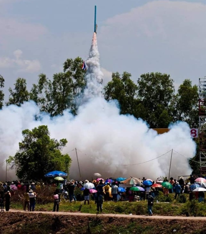 Je höher die selbstgebauten Raketen fliegen, desto mehr Regen wird fallen, so der Aberglaube der Bevölkerung. Fotos: Tourism Authority of Thailand
