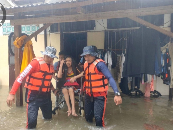 Wachpersonal bei der Evakuierung eines Bewohners aus einem überfluteten Haus in der Stadt Plaridel. Foto: EPA-EFE/Philippine Coast Guard