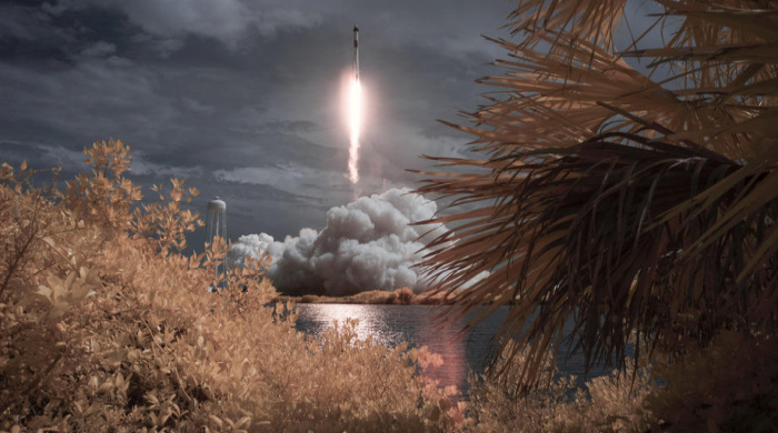 Eine SpaceX Falcon 9-Rakete, Raumschiff Crew Dragon, ist in einer Falschfarben-Infrarotbelichtung zu sehen, als sie von der NASA-Station gestartet ist. Foto: epa/Bill Ingalls