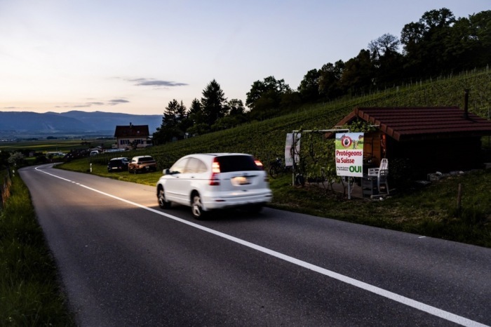 Ein Plakat der Schweizerischen Volkspartei wirbt für die Initiative „Keine 10-Millionen-Schweiz“. Am 14. Juni stimmen die Bürger über die Vorlage ab. Foto: Jean-Christophe Bott/epa/dpa