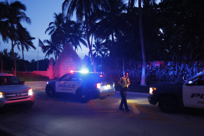 Polizisten regeln den Verkehr vor einem Eingang zum Mar-a-Lago-Anwesen des ehemaligen Präsidenten Trump. Die Bundespolizei FBI hat nach Angaben von Ex-US-Präsident Trump dessen Anwesen in Mar-a-Lago im US-Bundesstaat Florida ... Foto: Terry Renna