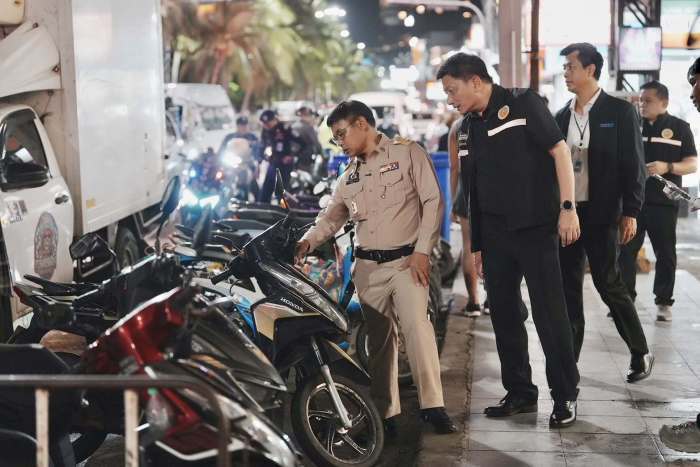 Mitarbeiter verschiedener Behörden kontrollieren abgestellte Motorräder entlang der Beach Road und prüfen die Einhaltung der Parkvorschriften. Bild: PR Pattaya