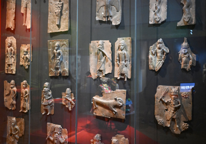 Benin-Bronzen und Kunstobjekte sind im Lindenmuseum ausgestellt. Foto: Bernd Weißbrod/dpa