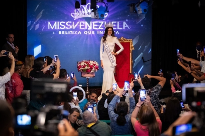 Die Miss Venezuela 2022 Diana Silva nimmt an einer Pressekonferenz in Caracas teil. Foto: epa/Ayner Pena R