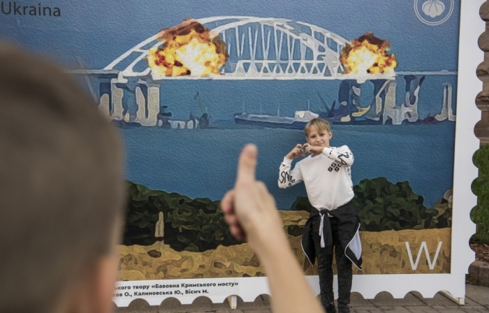 Mehr anzeigen10:27Claude hat geantwortet: Ukrainer posieren vor einem Kunstwerk, das Explosionen auf der Kertsch-Brücke zeigt, im Zentrum von Kiew.Ukrainer posieren vor einem Kunstwerk, das Explosionen auf der Kertsch-Brücke zeigt, im Zentrum von Kiew