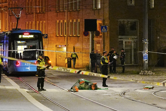 Rettungsdienste sind nach Berichten über eine Explosion an der Pilestredet in der Nähe des Parkveienim Einsatz. Foto: Terje Pedersen/Ntb/dpa