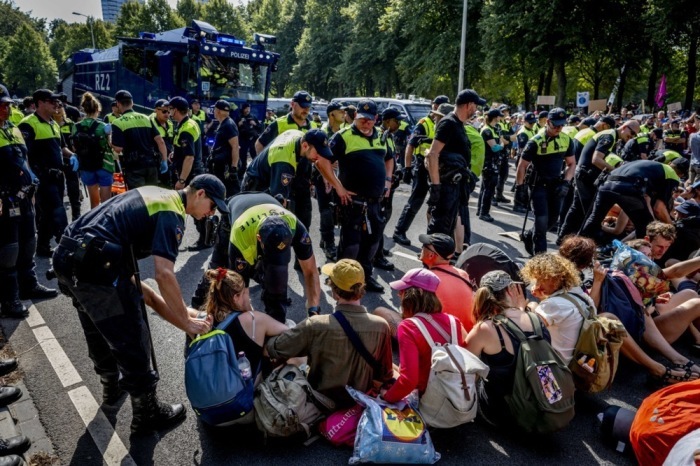 Klimaschützer veranstalten eine neue Blockade der niederländischen A12-Routenblockade. Foto: epa/Robin Utrecht