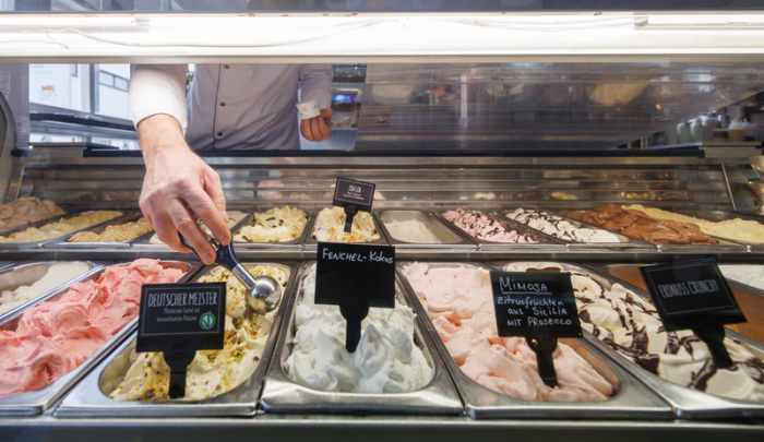 Verschiedene Sorten Eis, darunter Fenchel-Kokos (M), werden in der Auslage der Eisdiele «De Rocco» angeboten. Foto: Daniel Karmann/dpa