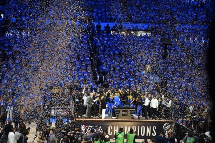 Spieler der Oklahoma City Thunder feiern den Gewinn der NBA-Finals nach dem entscheidenden Sieg in Spiel 7 gegen die Indiana Pacers Foto: epa/Manuela Soldi