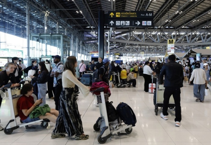 Touristen warten am Flughafen in Thailand auf ihre Rückreise, nachdem Flugverbindungen infolge des Konflikts im Nahen Osten unterbrochen wurden. Foto: epa/Narong Sangnak