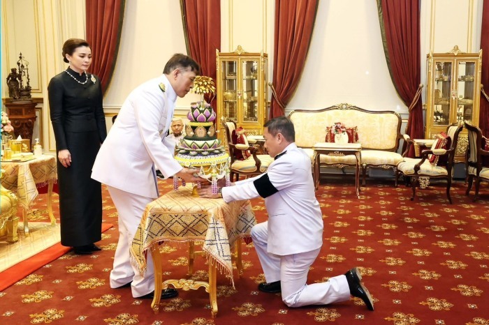 Seine Majestät der König und Ihre Majestät die Königin überreichen im Dusit-Palast königliche Blumengaben für die Visakha-Bucha-Feierlichkeiten 2026. Bild: NBT World