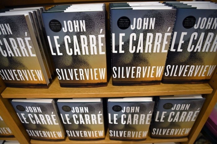 Ausgaben von John le Carrés posthum veröffentlichtem Roman „Silverview“ in einer Buchhandlung in London. Foto: epa/Neil Hall