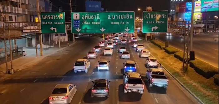 Dichter Verkehr auf der Mittrapap Road nach Songkran. Polizei regelt den Verkehrsfluss, als Reisende nach Bangkok zurückkehren. Foto: Dailynews