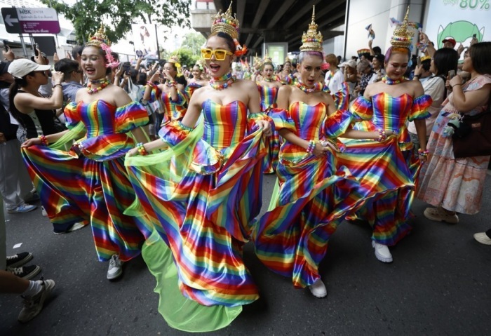 Am morgigen Sonntag zieht die Bangkok Pride Parade auf einer fast fünf Kilometer langen Strecke durch das Stadtzentrum der Hauptstadt. Foto: epa/Narong Sangnak
