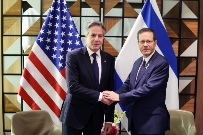 US-Außenminister Antony Blinken (L) und der israelische Staatspräsident Isaac Herzog geben sich bei einem Treffen in Tel Aviv die Hand. Foto: epa/Abir Sultan/ Pool