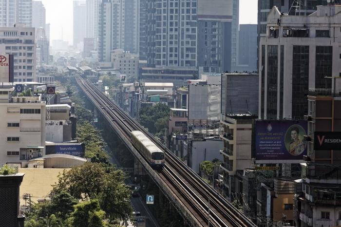 Wohl jeder Bangkok-Urlauber kennt die Sukhumvit Road, auch wenn die meisten sie mit dem Skytrain statt mit dem Auto nutzen, der praktisch über der Straße verläuft. Foto: picture alliance/Imagebroker | Karl F. Schöfmann