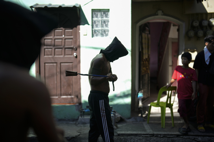 Ein mit einer Kapuze vermummter philippinischer Büßer geißelt sich am Gründonnerstag in der philippinischen Metropole Manila im Rahmen der Rituale der Karwoche, um für Sünden zu büßen oder Gelübde für ein erhörtes Geb... Foto: Aaron Favila/Ap/dpa
