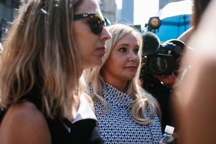 Einige angebliche Opfer des verstorbenen Finanziers Jeffrey Epstein, darunter Virginia Roberts Giuffre (C). Foto: epa/Alba Vigaray