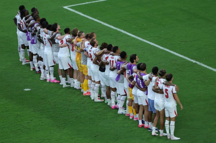 Englands Spieler feiern mit ihren Fans den Viertelfinalssieg gegen Norwegen beim WM-Viertelfinale in Miami. Foto: epa/Cristobal Herrera-ulashkevich