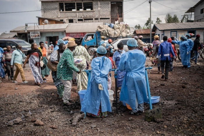 Gesundheitshelfer kontrollieren nahe Goma Schutzmaßnahmen gegen die Ausbreitung des Ebola-Virus im Ostkongo. Foto: EPA/Marie Jeanne Munyerenkan