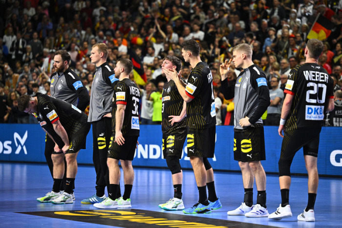 EM, Dänemark - Deutschland, Finalrunde, Finalrunde, Halbfinale, Lanxess Arena. Deutschlands Spieler reagieren nach dem Spiel. Foto: Tom Weller/dpa