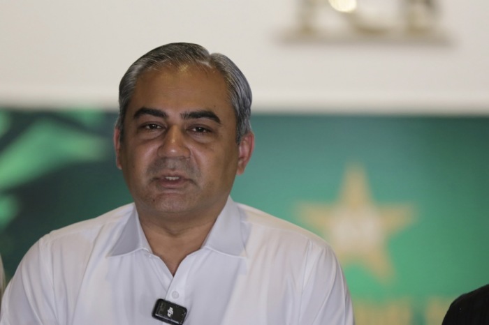 Mohsin Naqvi spricht in Lahore vor Medien über den Handschlag-Streit beim Asia Cup und betont die Trennung von Sport und Politik. Foto: epa/Rahat Dar